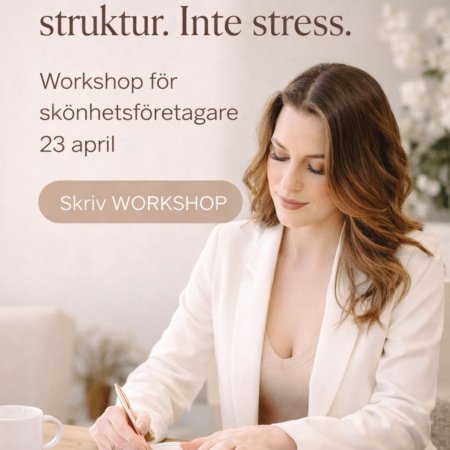 Kvinna i ljus miljö sitter vid bord och planerar sin verksamhet i en workbook inför workshop för skönhetsföretag i Borås