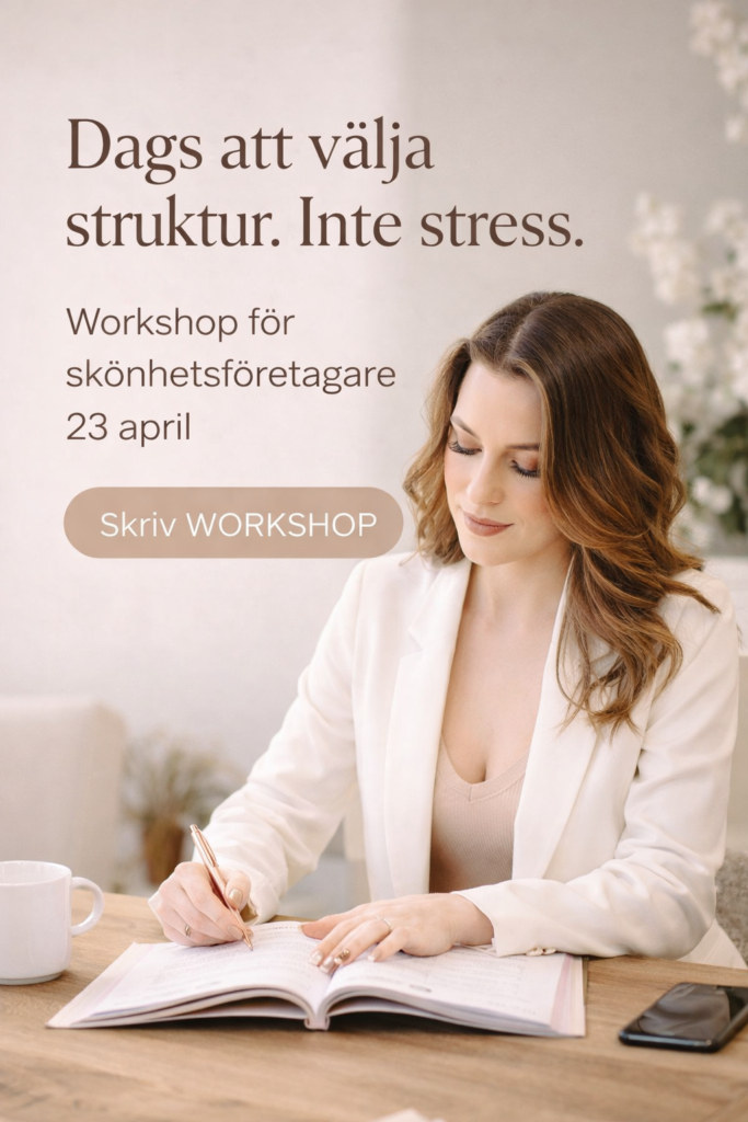 Kvinna i ljus miljö sitter vid bord och planerar sin verksamhet i en workbook inför workshop för skönhetsföretag i Borås